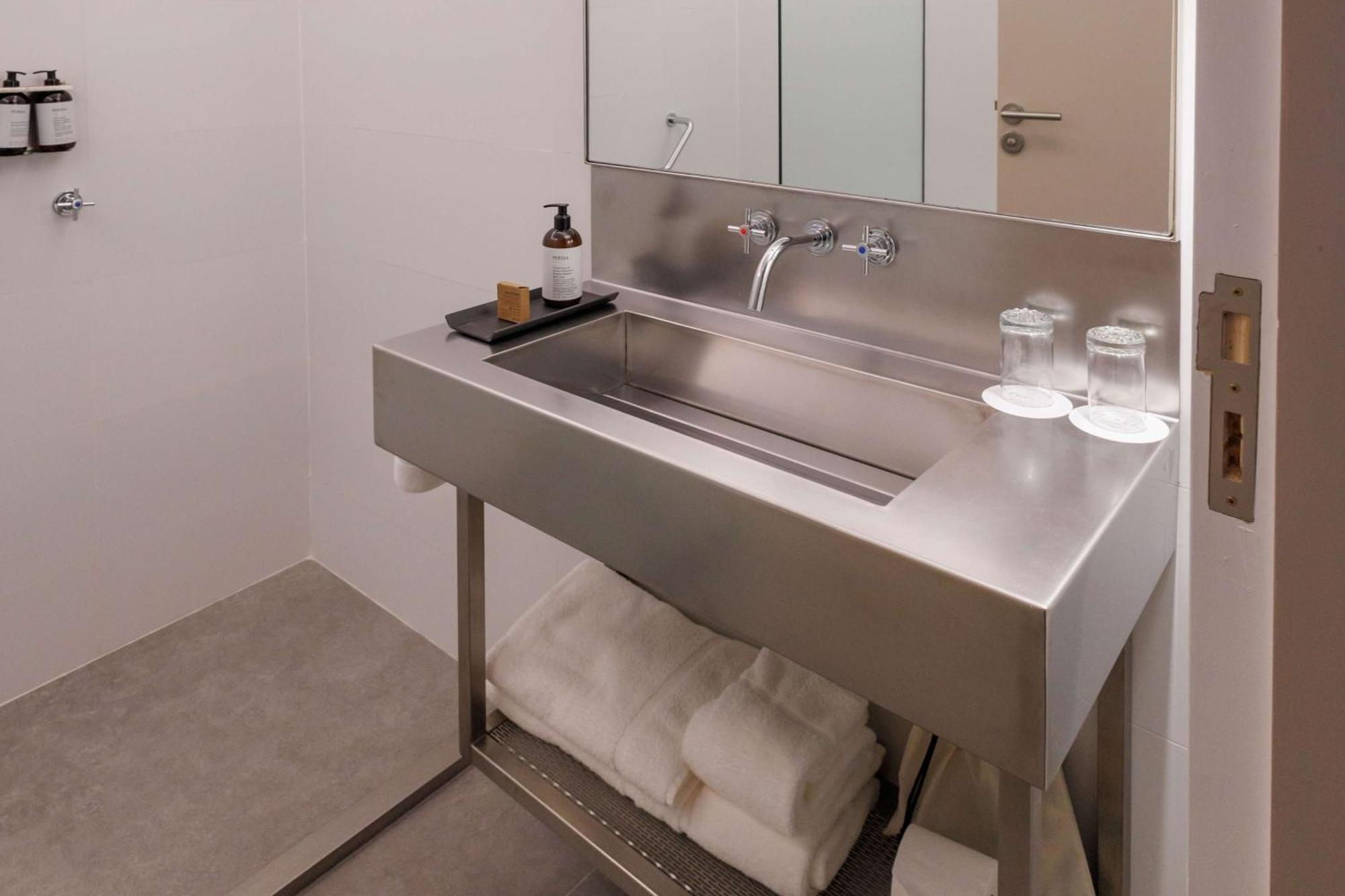 Hualta Mendoza, Curio Collection By Hilton Mendoza