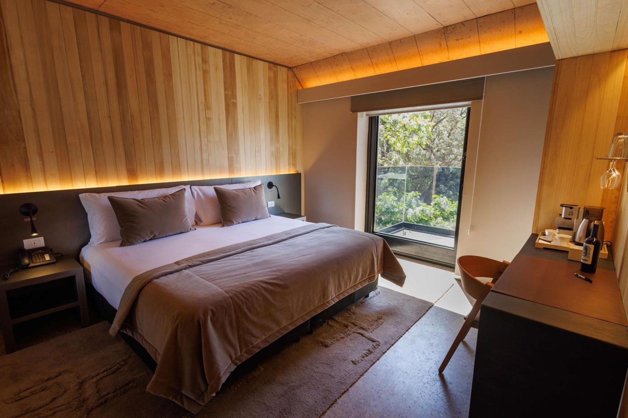 Hualta Mendoza, Curio Collection By Hilton